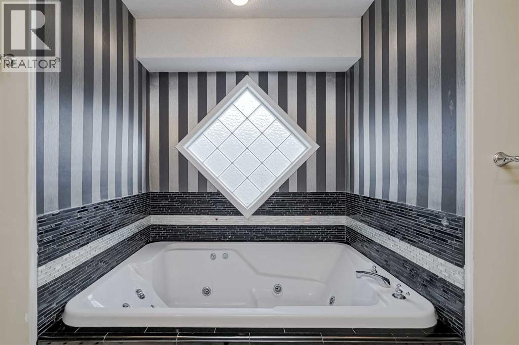 Single Family House for Sale in  Douglas Glen Gardens SE Douglasdale/Glen Calgary 