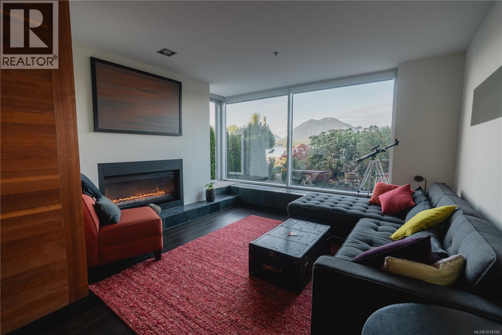 102 368 Main St, Tofino