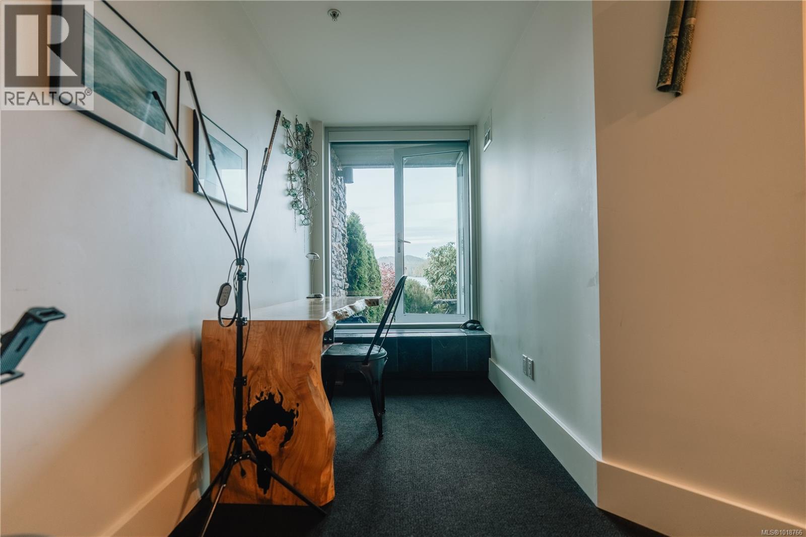 102 368 Main St, Tofino