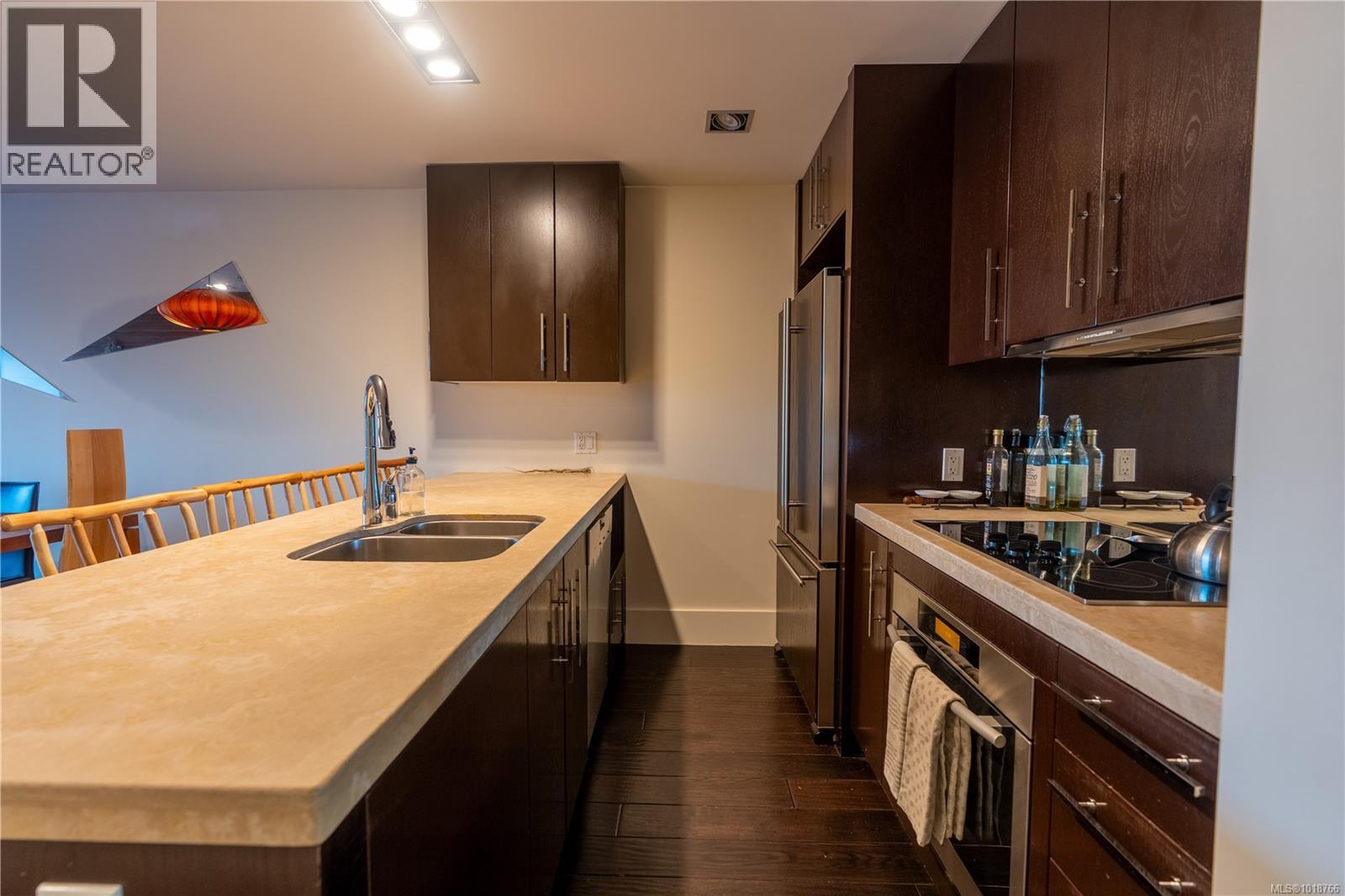 102 368 Main St, Tofino