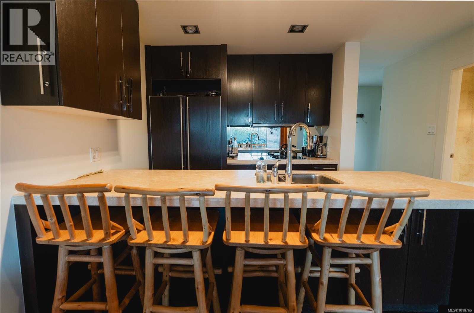 102 368 Main St, Tofino