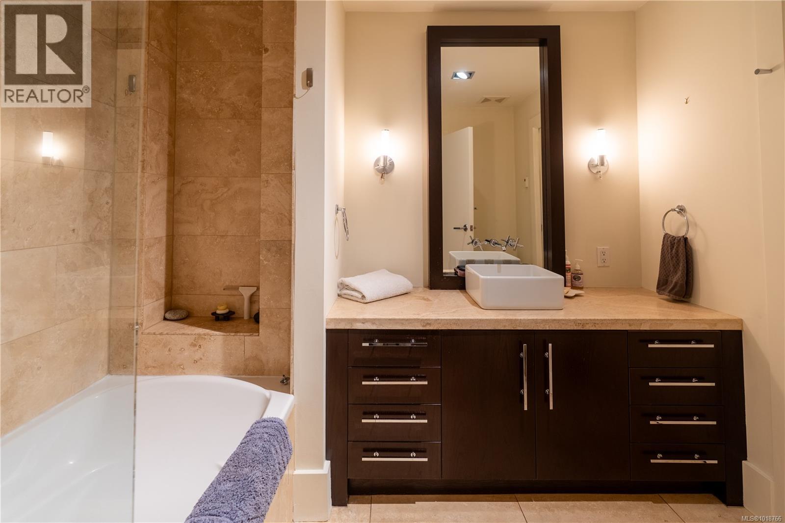 102 368 Main St, Tofino