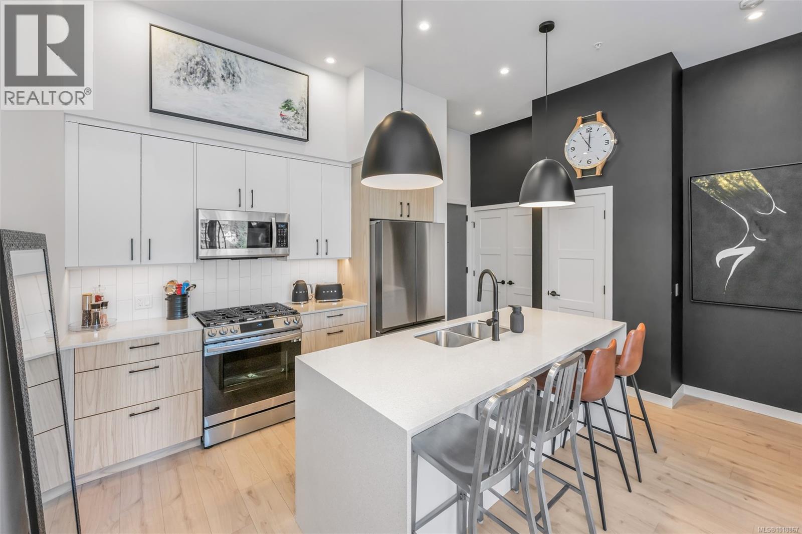 #608 947 WHIRLAWAY CRES - 2