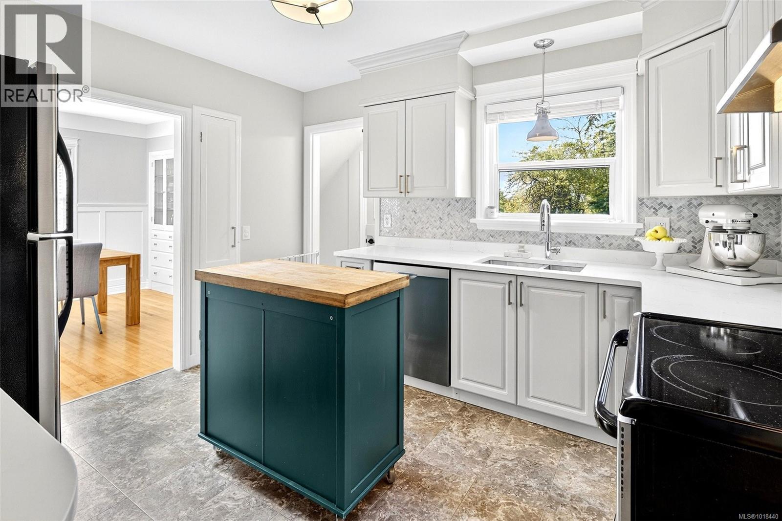  3720 Winston Crescent, Saanich