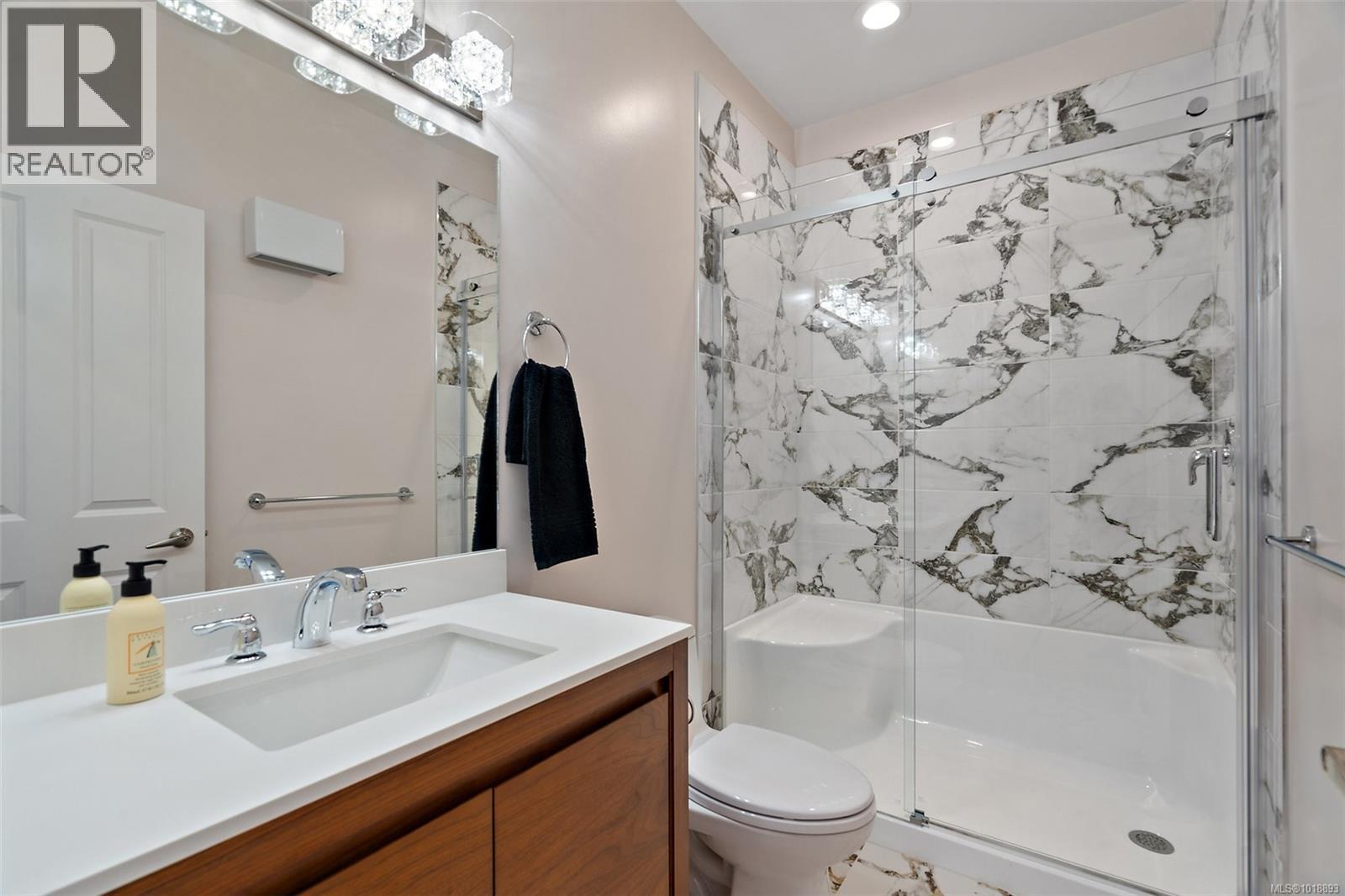  9452 Lochside Drive, Sidney