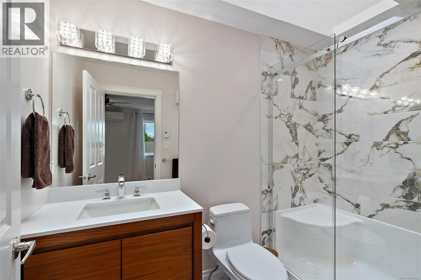  9452 Lochside Drive, Sidney