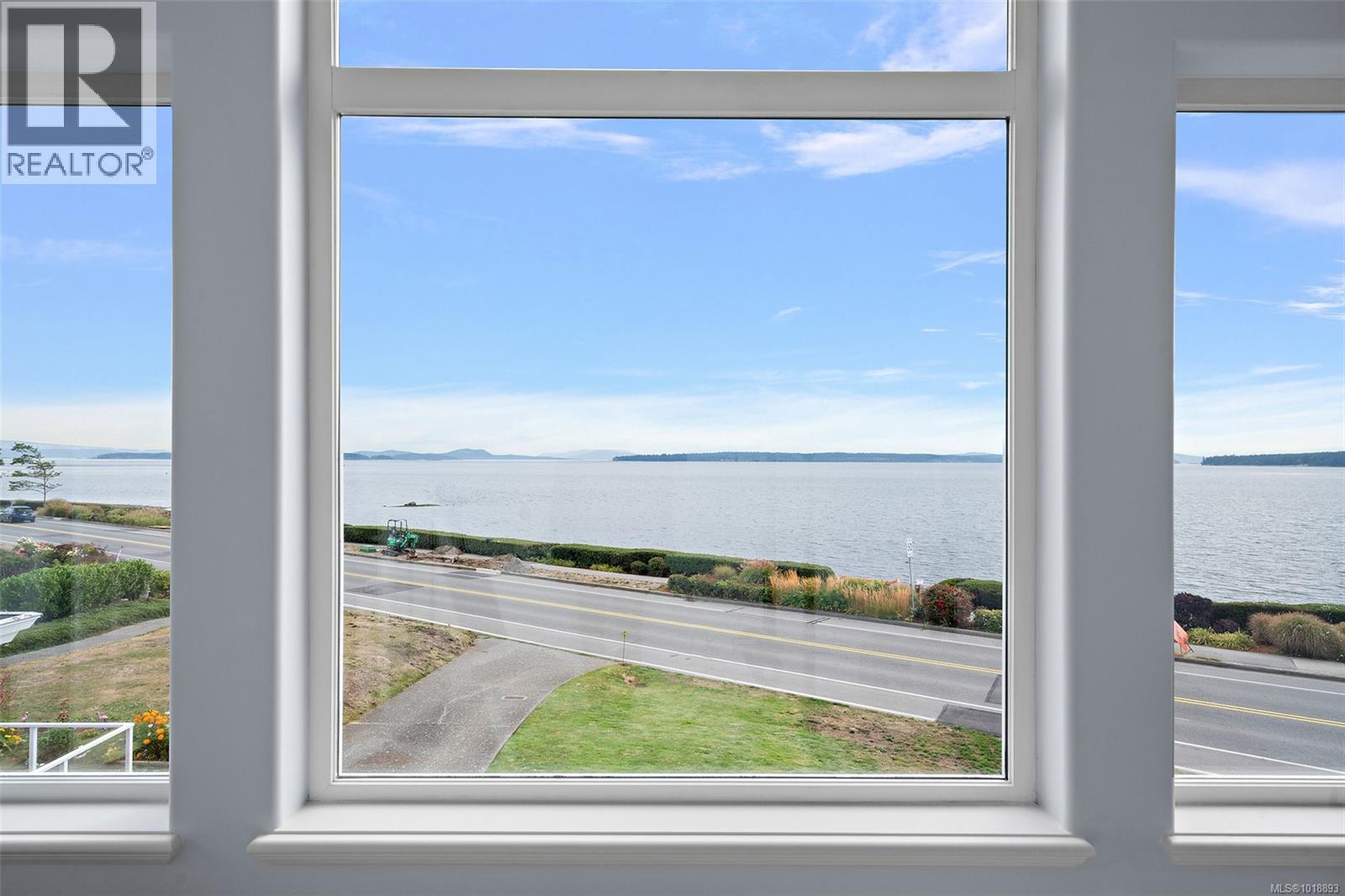  9452 Lochside Drive, Sidney