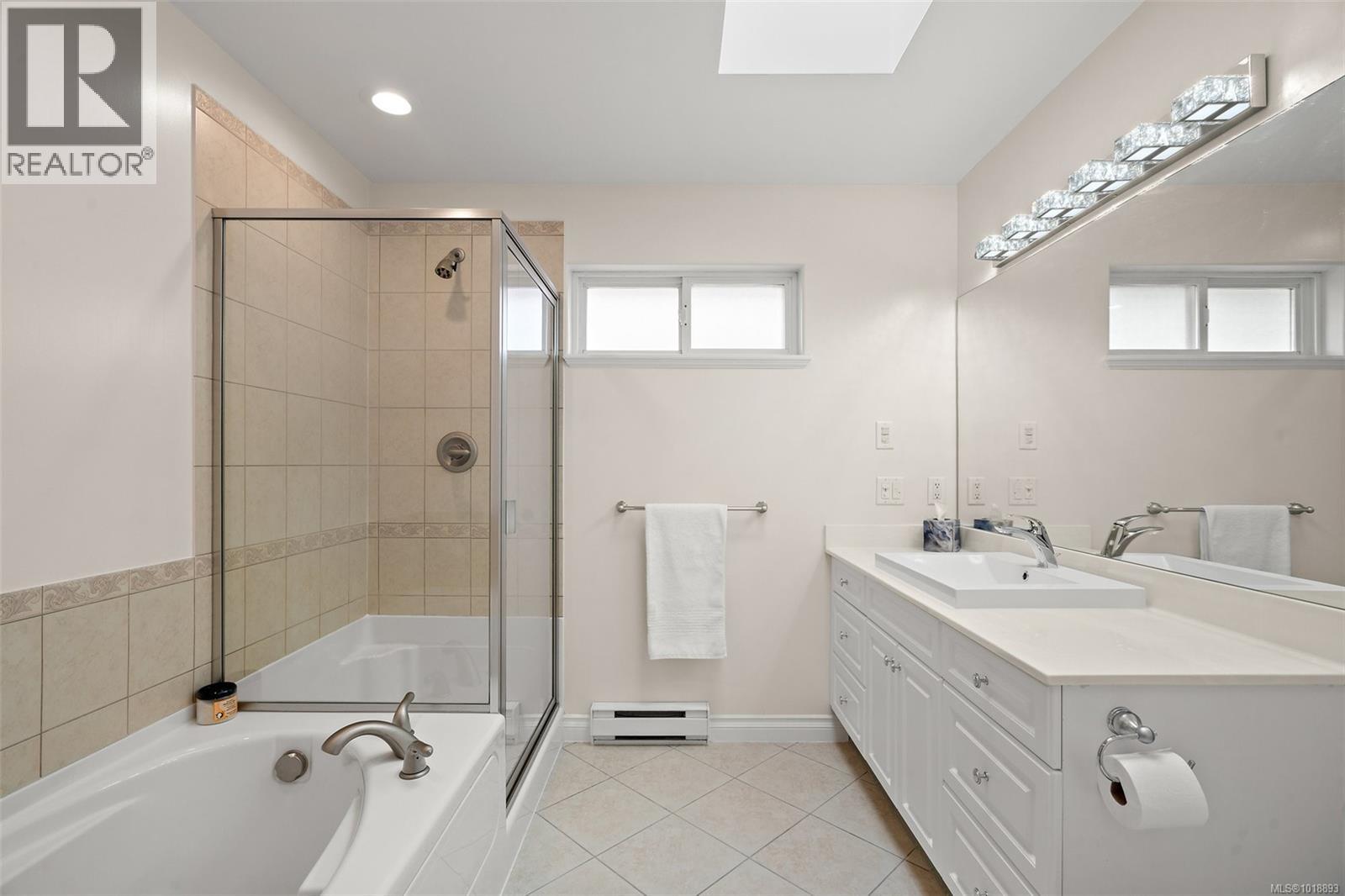  9452 Lochside Drive, Sidney