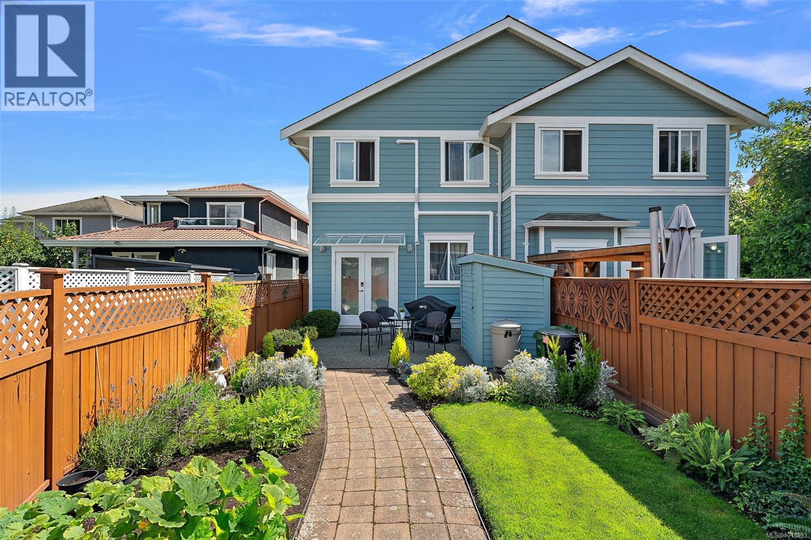  9452 Lochside Drive, Sidney