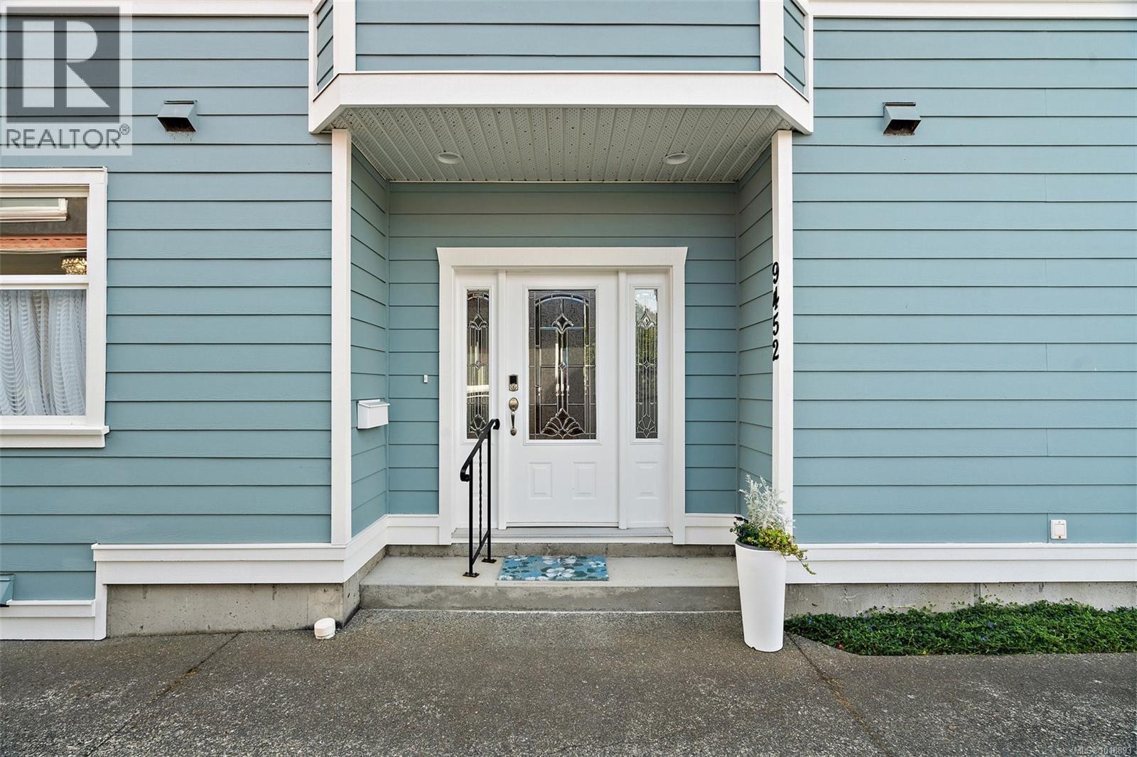  9452 Lochside Drive, Sidney