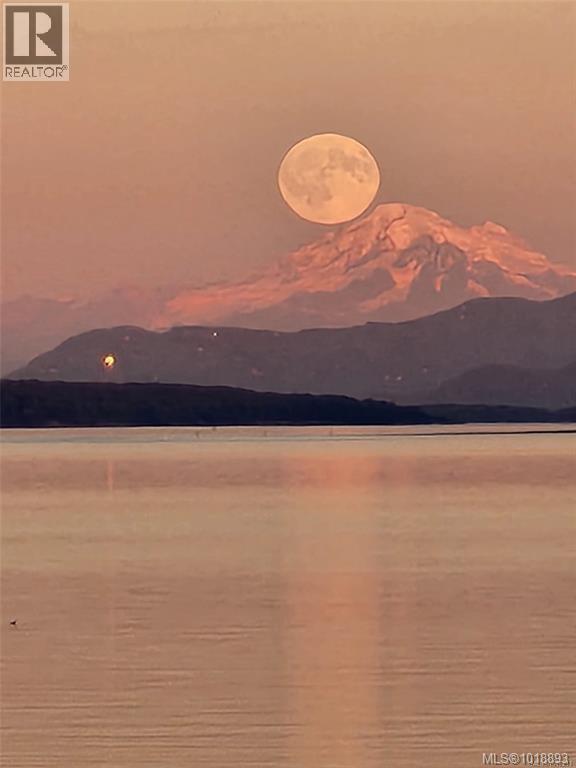  9452 Lochside Drive, Sidney