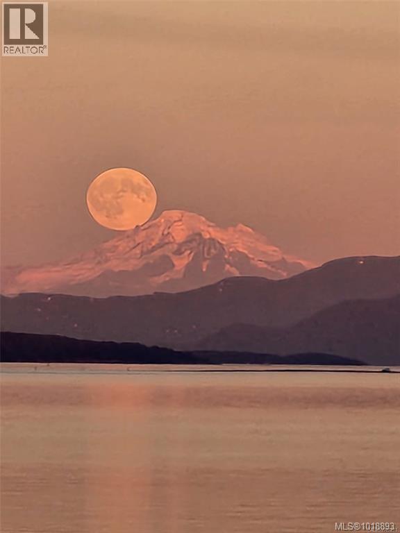  9452 Lochside Drive, Sidney