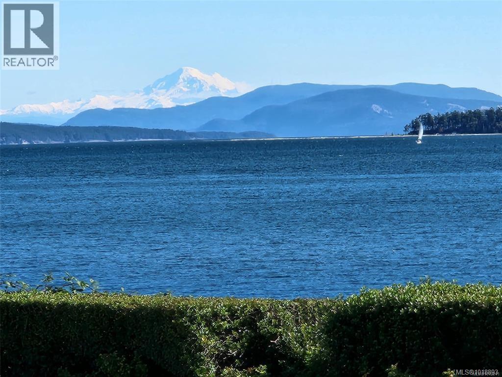  9452 Lochside Drive, Sidney