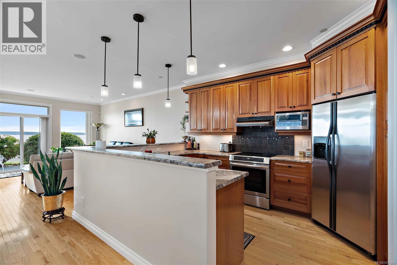  9452 Lochside Drive, Sidney