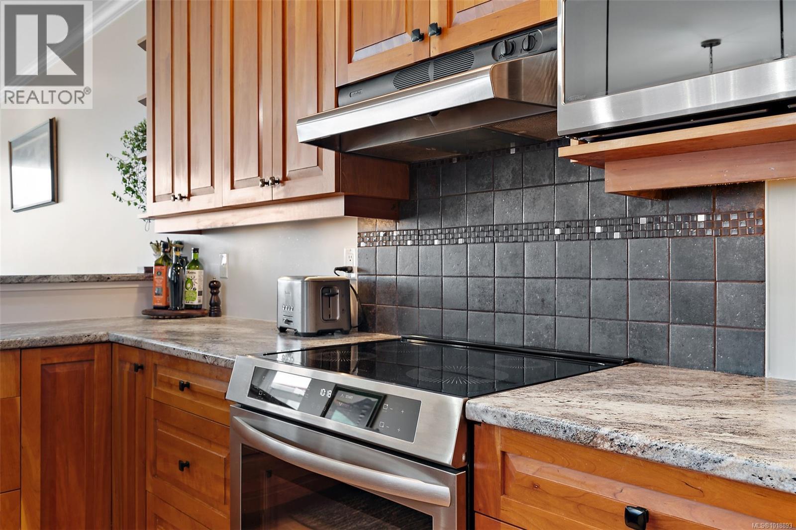  9452 Lochside Drive, Sidney