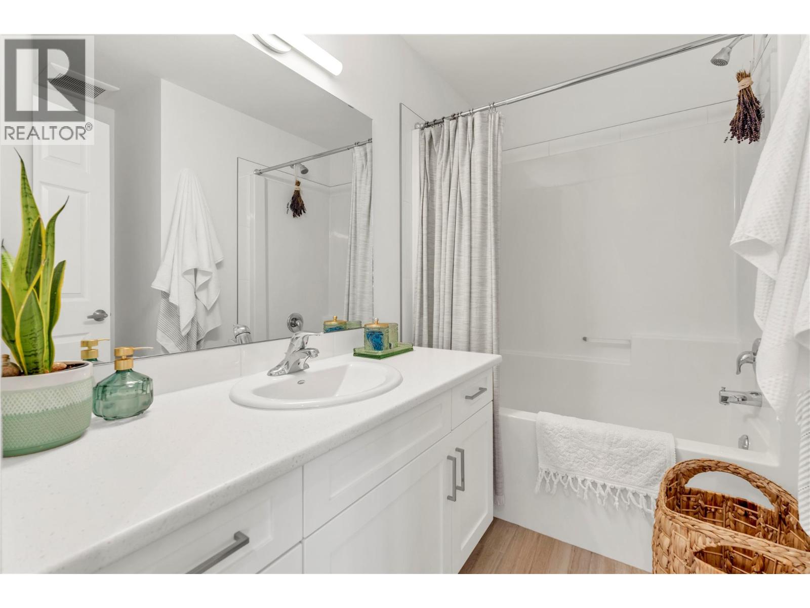 401 3362 SKAHA LAKE Road, Penticton