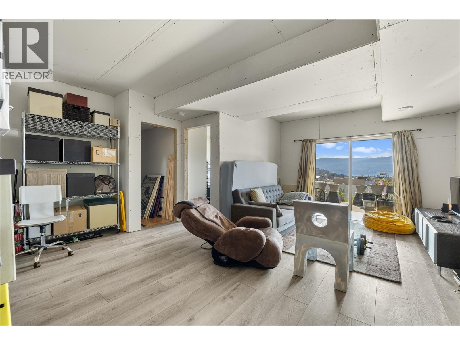  2353 Hawks Boulevard, West Kelowna