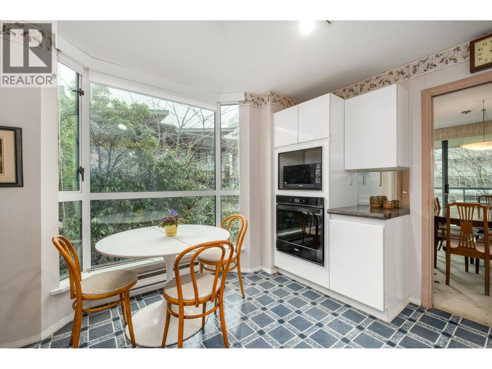 101 1427 DUCHESS AVENUE, West Vancouver