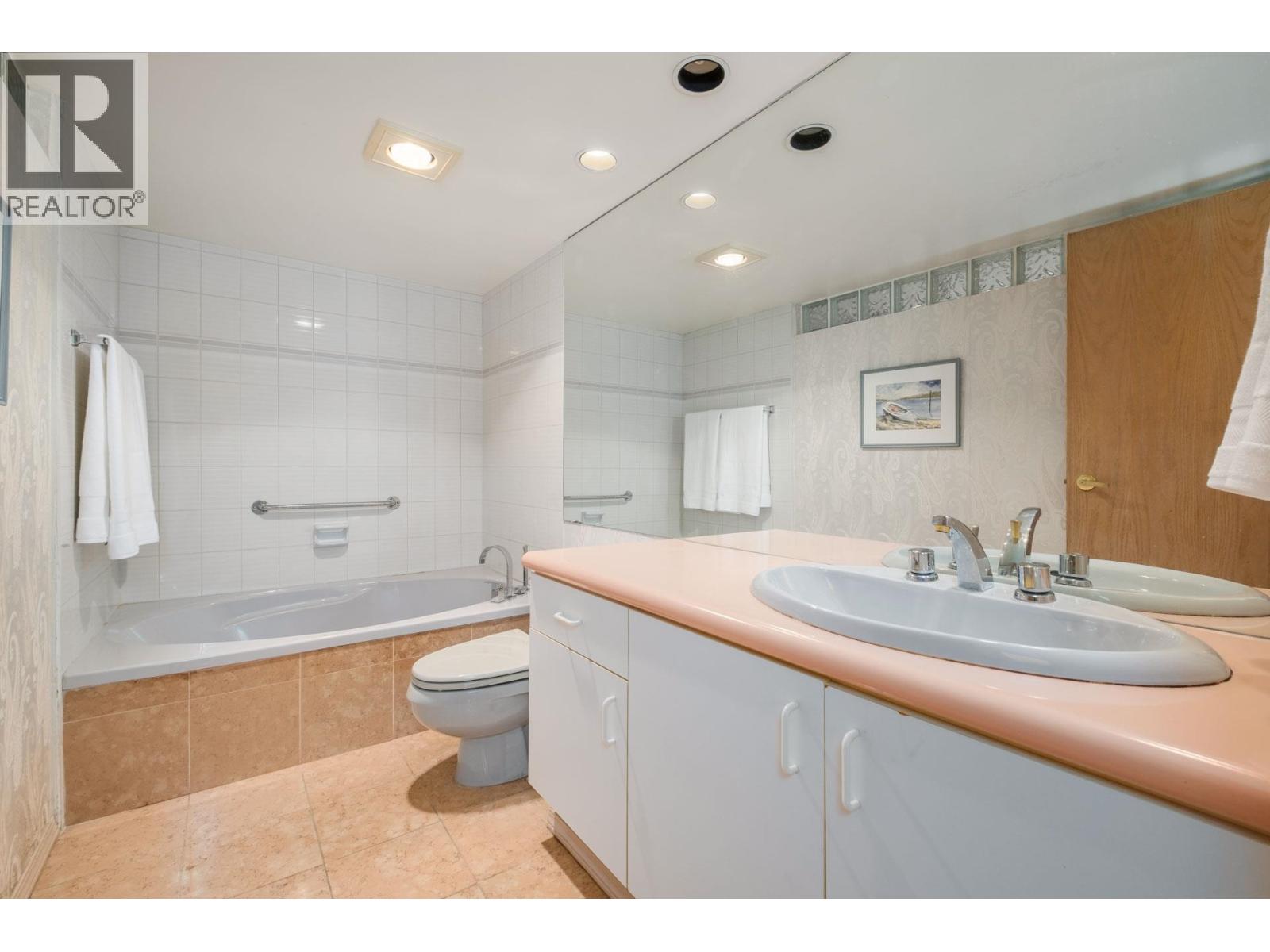 101 1427 DUCHESS AVENUE, West Vancouver