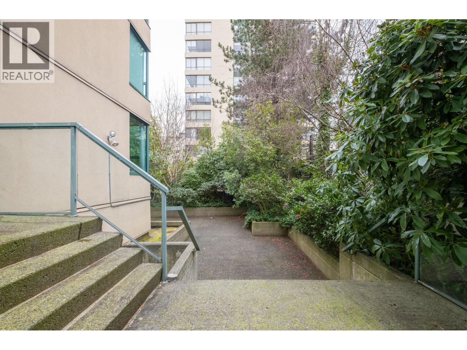 101 1427 DUCHESS AVENUE, West Vancouver