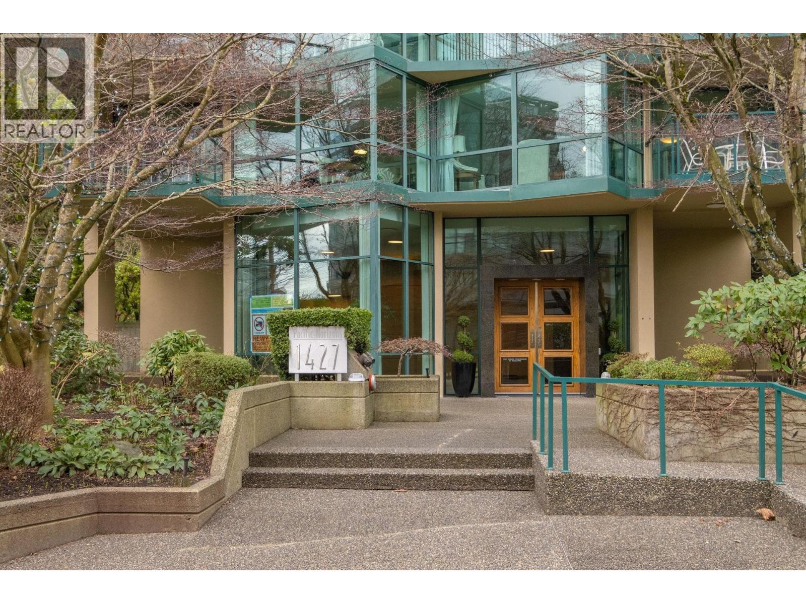 101 1427 DUCHESS AVENUE, West Vancouver