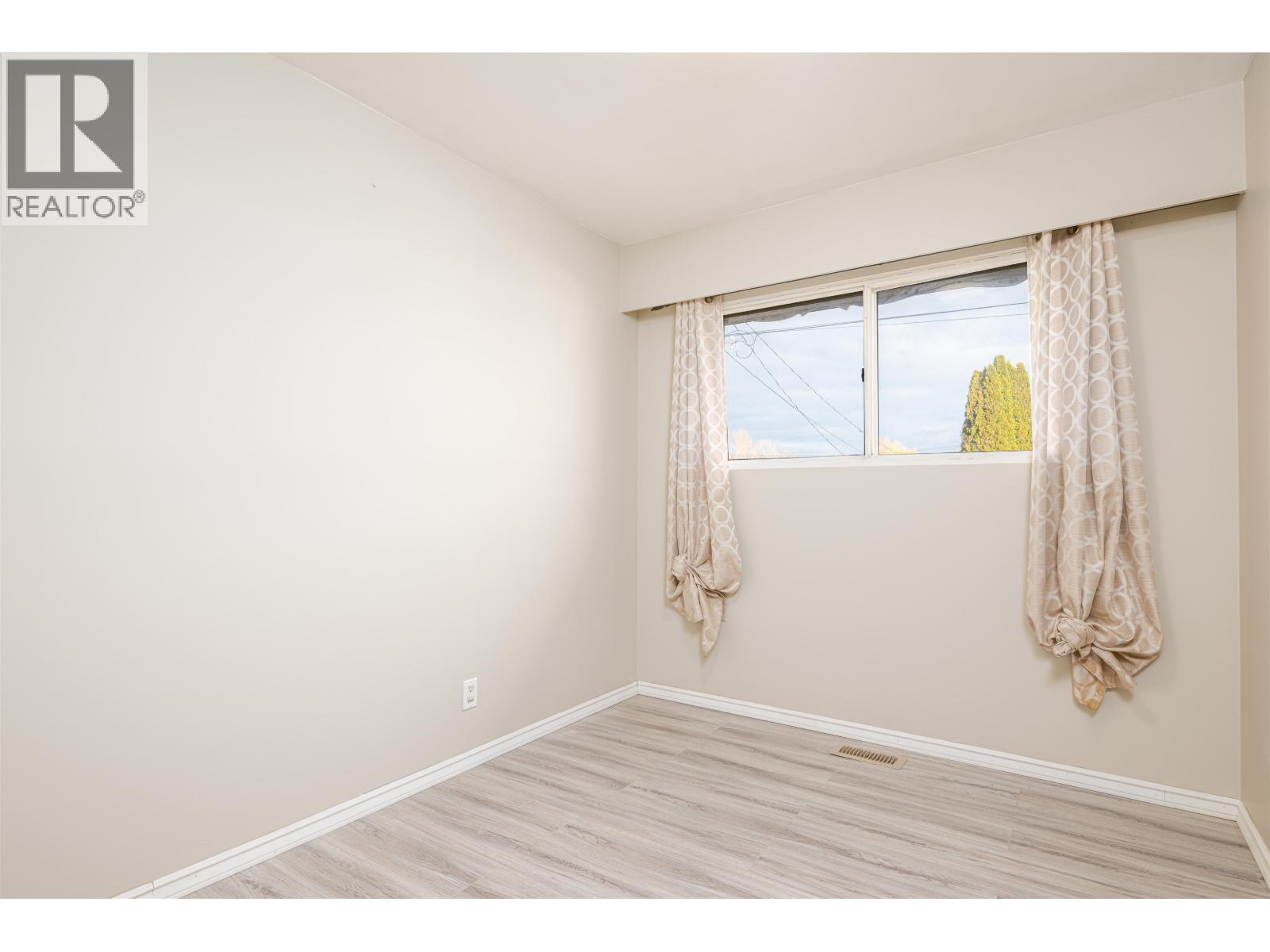 2133 OAK STREET - 7