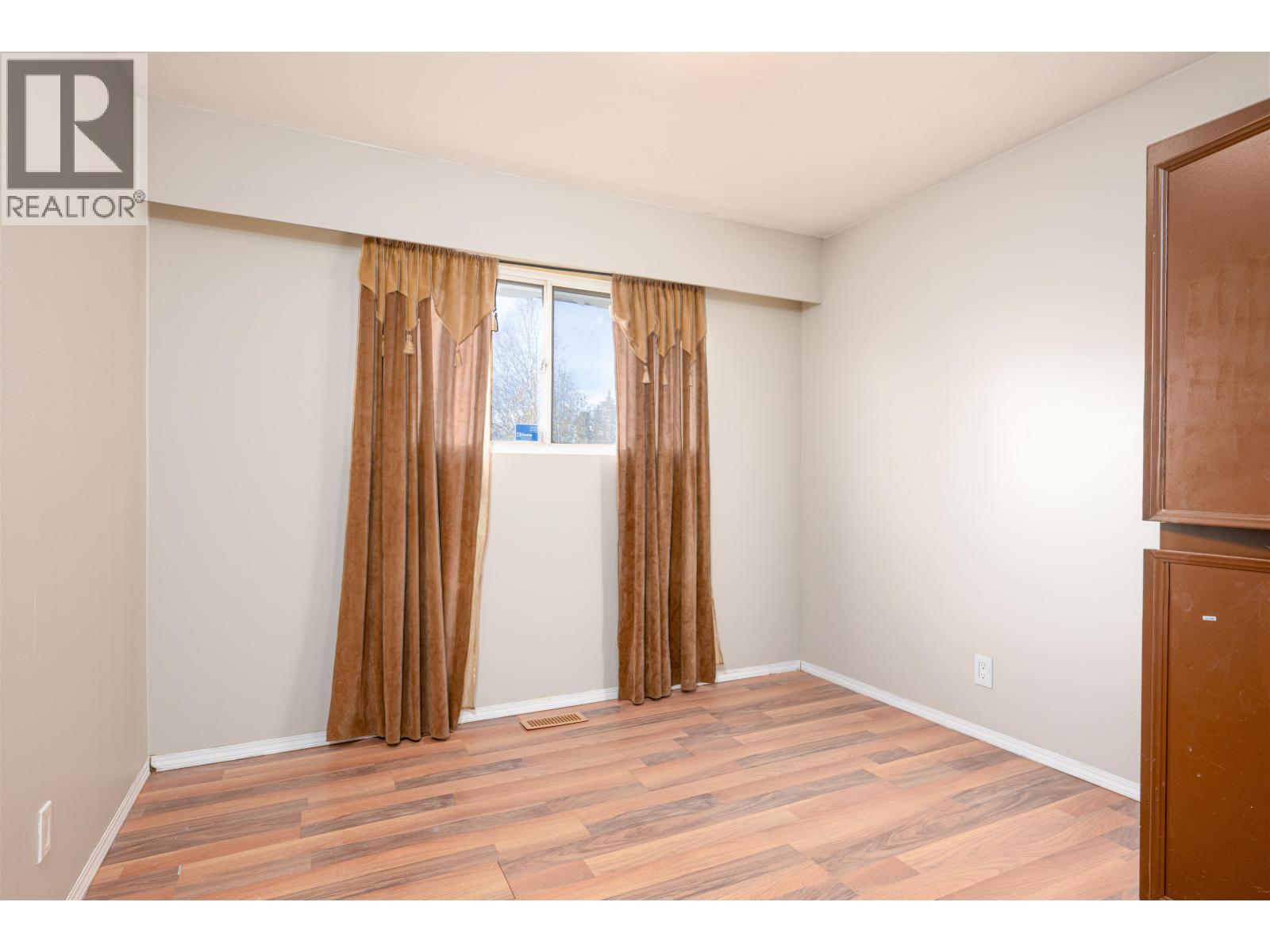 2133 OAK STREET - 8