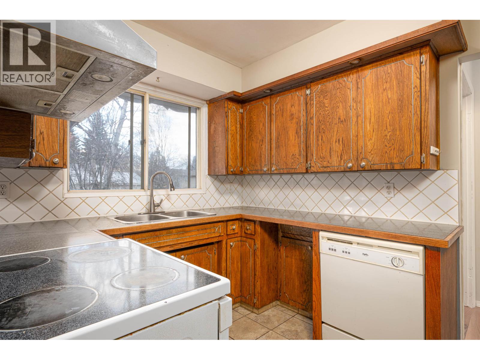 2133 OAK STREET - 10