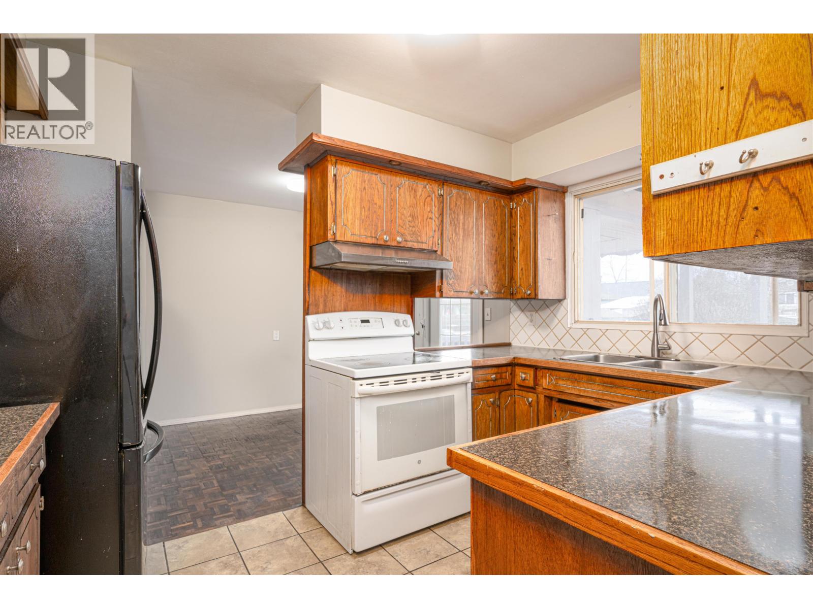 2133 OAK STREET - 9