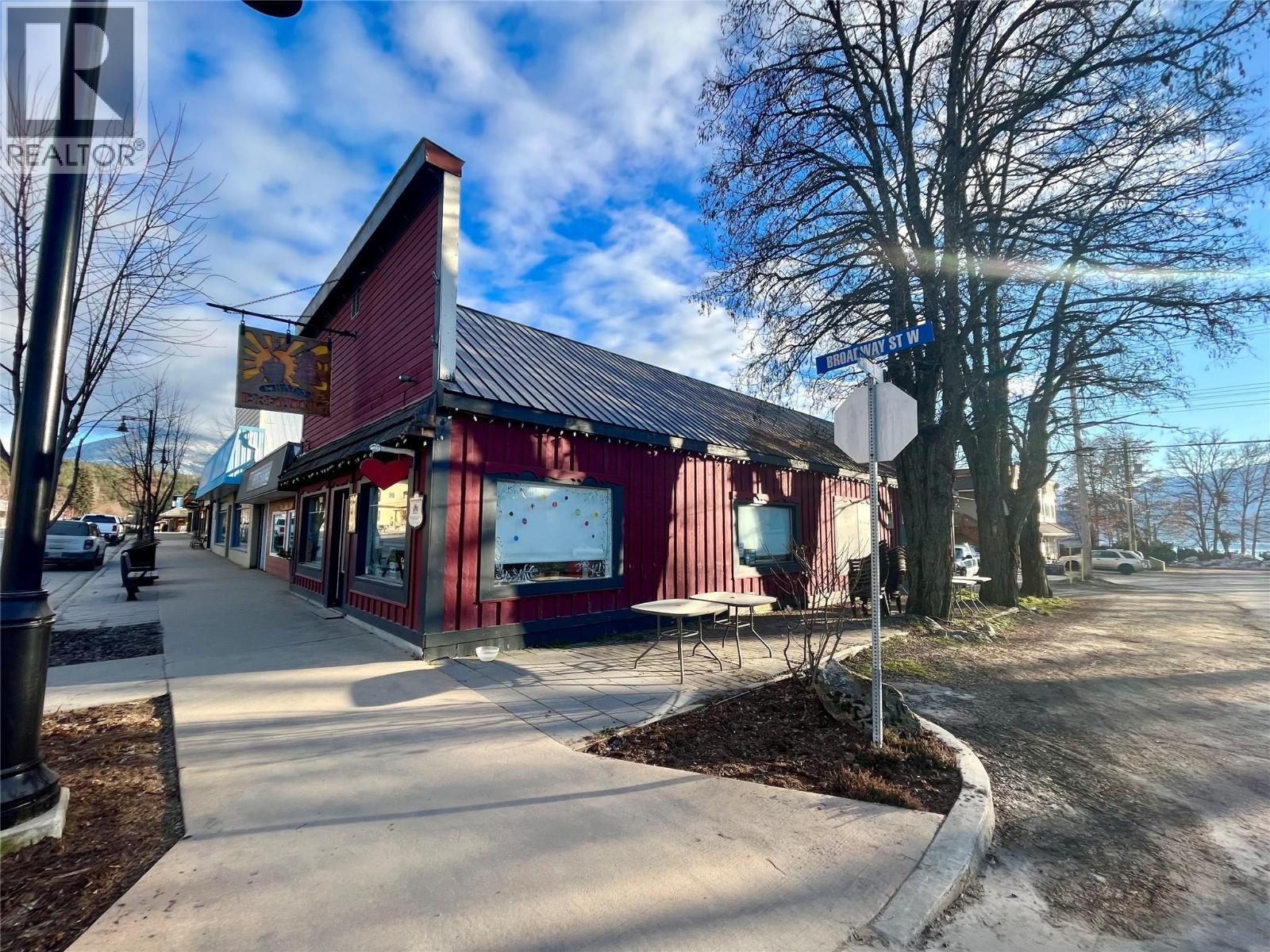 Retail in Nakusp - Image 28