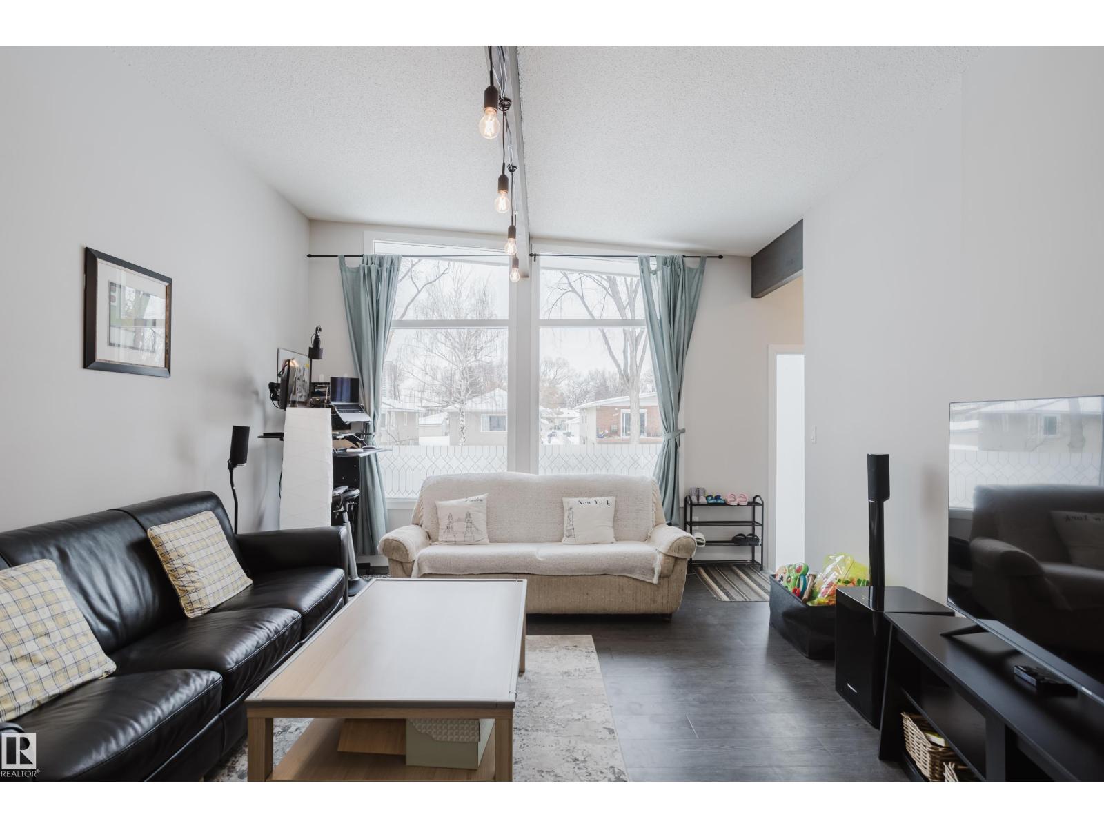 8123 8125 83 AV NW, Edmonton