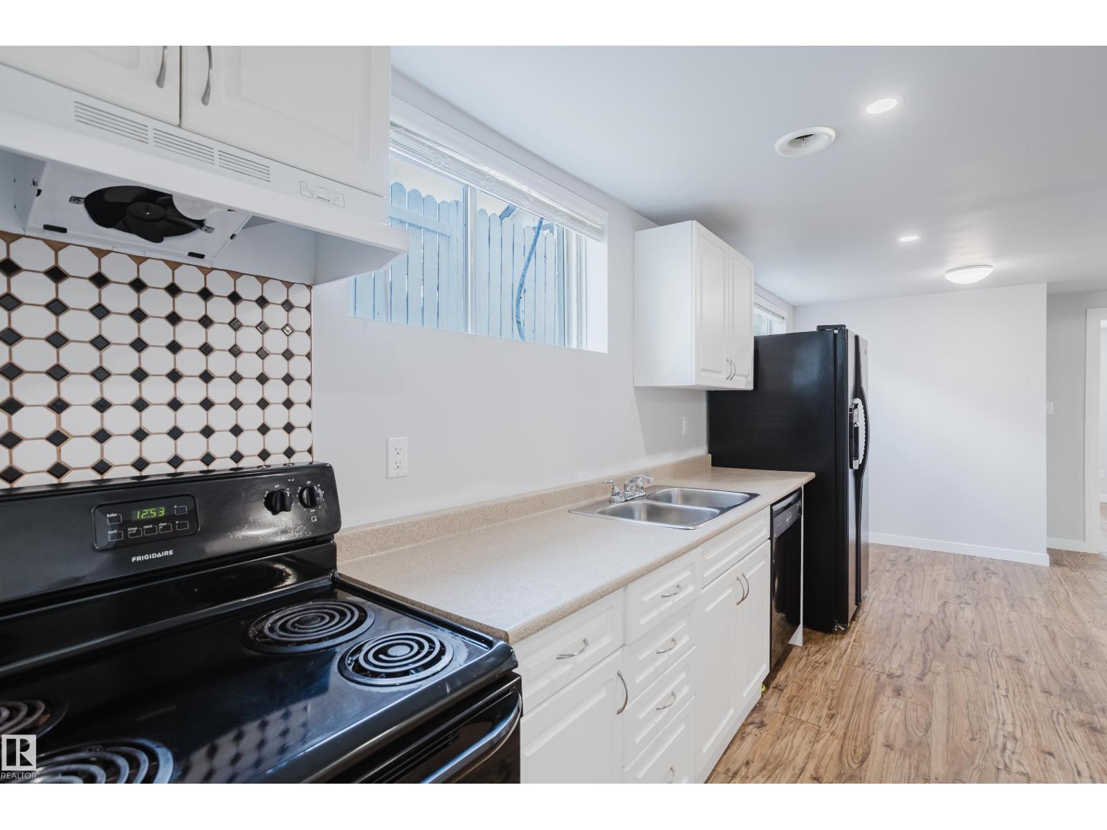 8123 8125 83 AV NW, Edmonton