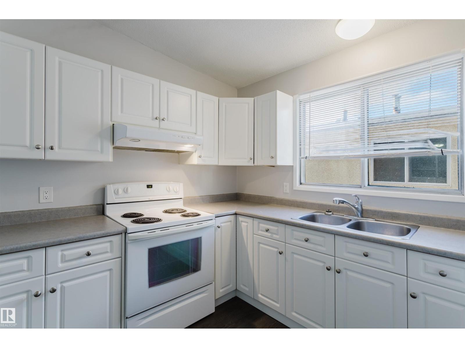 8123 8125 83 AV NW, Edmonton