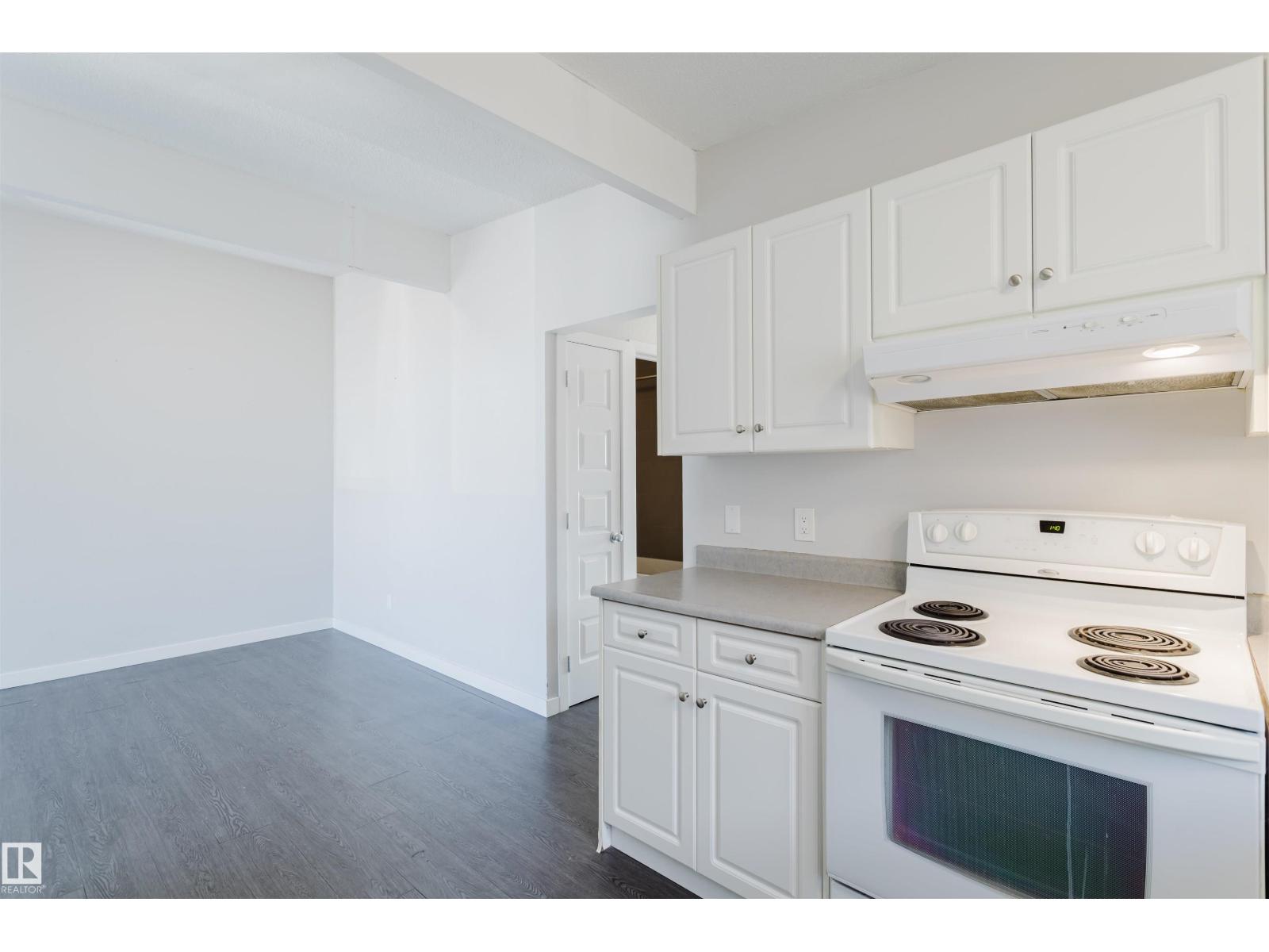 8123 8125 83 AV NW, Edmonton