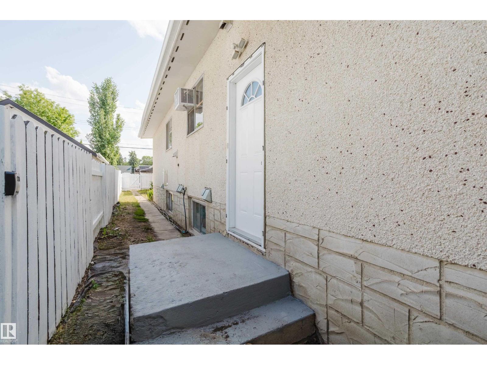 8123 8125 83 AV NW, Edmonton