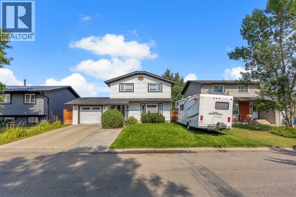 Single Family House for Sale in  castleglen Way NE Castleridge Calgary 