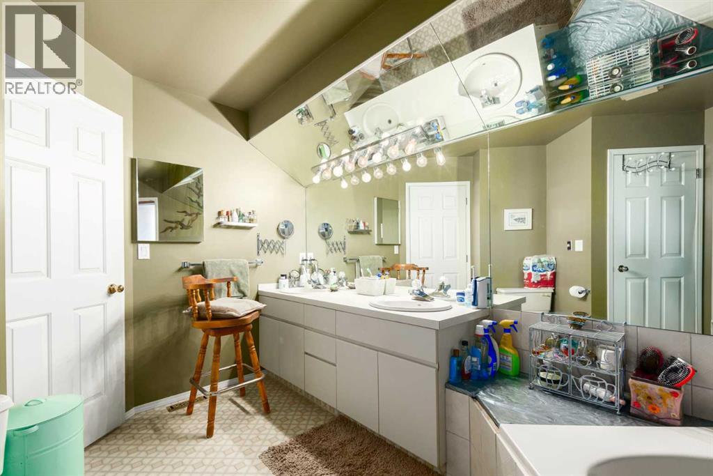 Single Family House for Sale in  Westmount Road NW West Hillhurst Calgary 