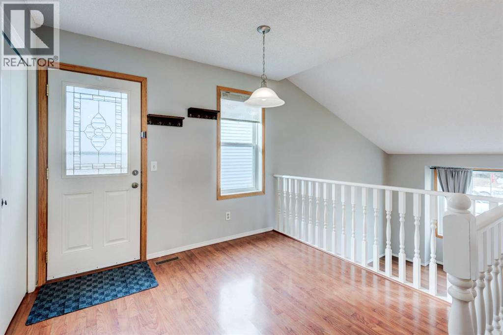 Single Family House 3 Level for Sale in  Shawglen Way SW Shawnessy Calgary 