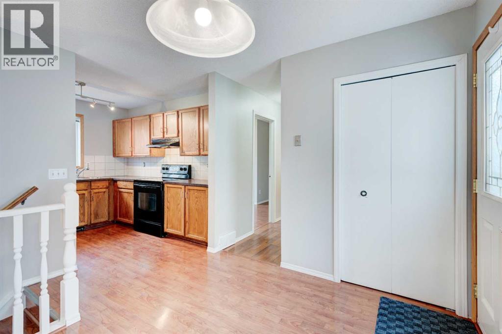 Single Family House 3 Level for Sale in  Shawglen Way SW Shawnessy Calgary 