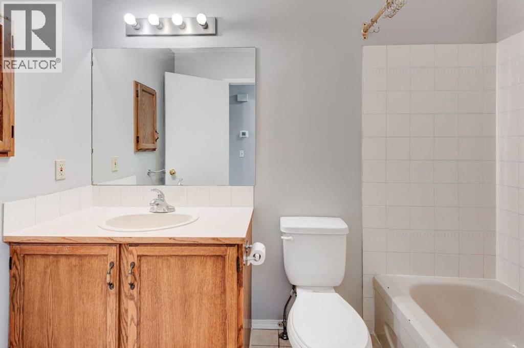 Single Family House 3 Level for Sale in  Shawglen Way SW Shawnessy Calgary 