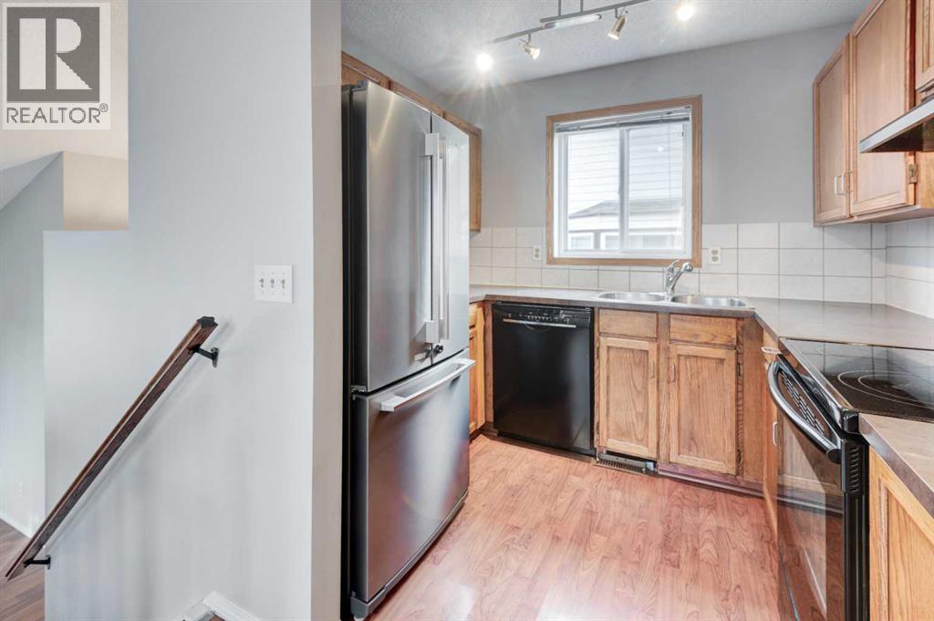 Single Family House 3 Level for Sale in  Shawglen Way SW Shawnessy Calgary 