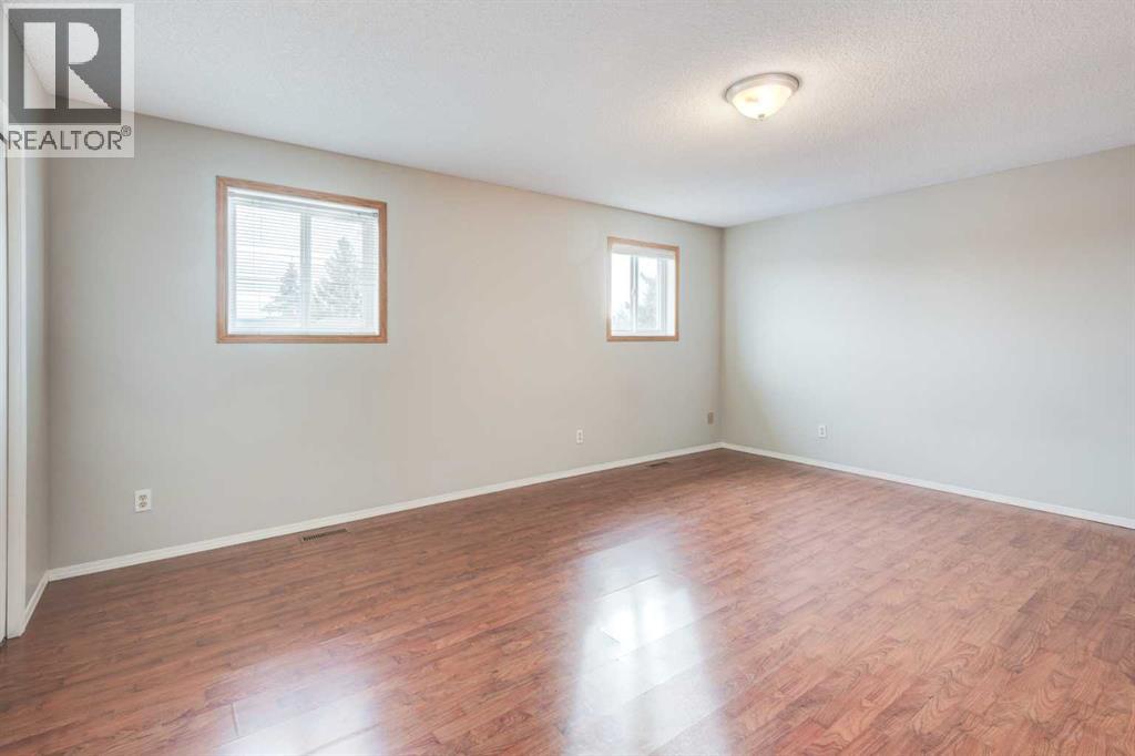 Single Family House 3 Level for Sale in  Shawglen Way SW Shawnessy Calgary 