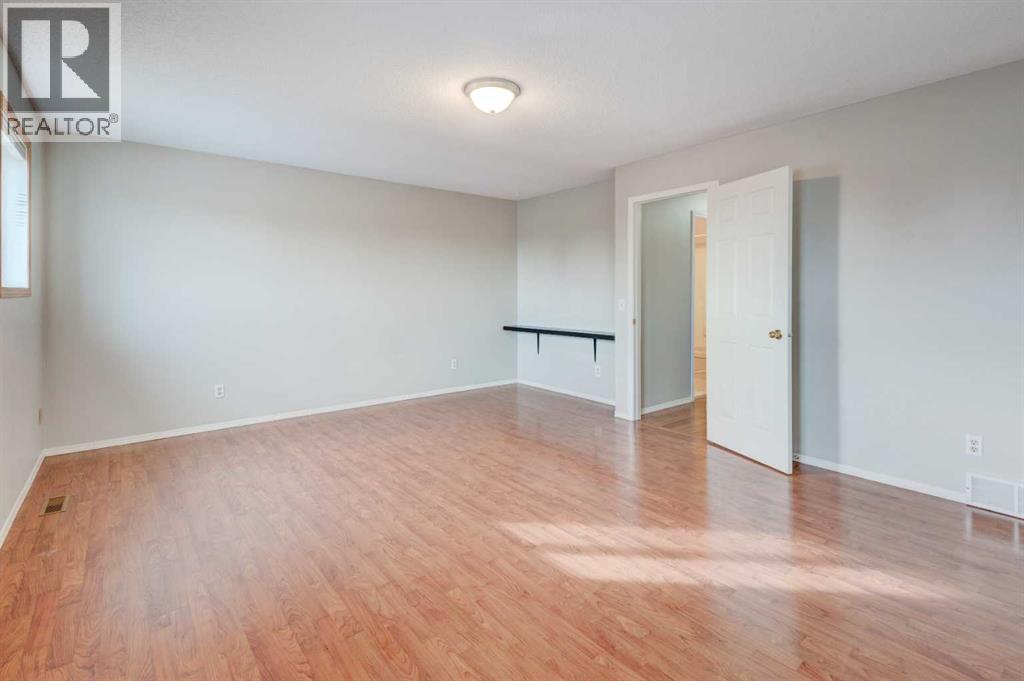 Single Family House 3 Level for Sale in  Shawglen Way SW Shawnessy Calgary 