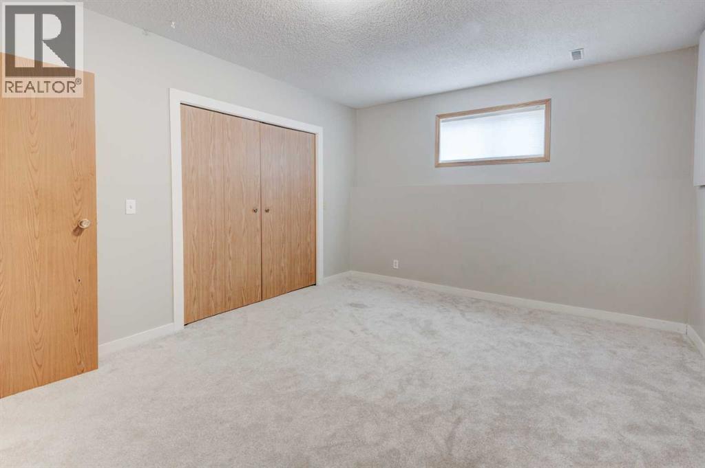 Single Family House 3 Level for Sale in  Shawglen Way SW Shawnessy Calgary 