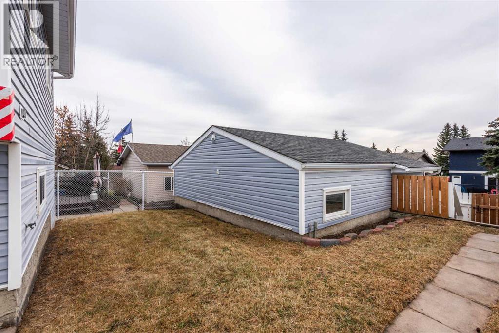 Single Family House 3 Level for Sale in  Shawglen Way SW Shawnessy Calgary 