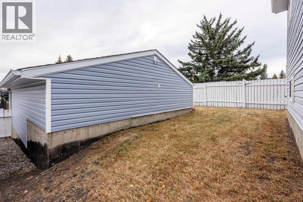 Single Family House 3 Level for Sale in  Shawglen Way SW Shawnessy Calgary 