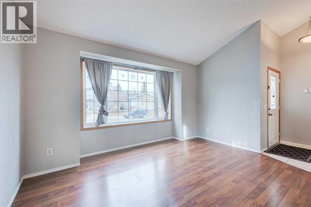 Single Family House 3 Level for Sale in  Shawglen Way SW Shawnessy Calgary 