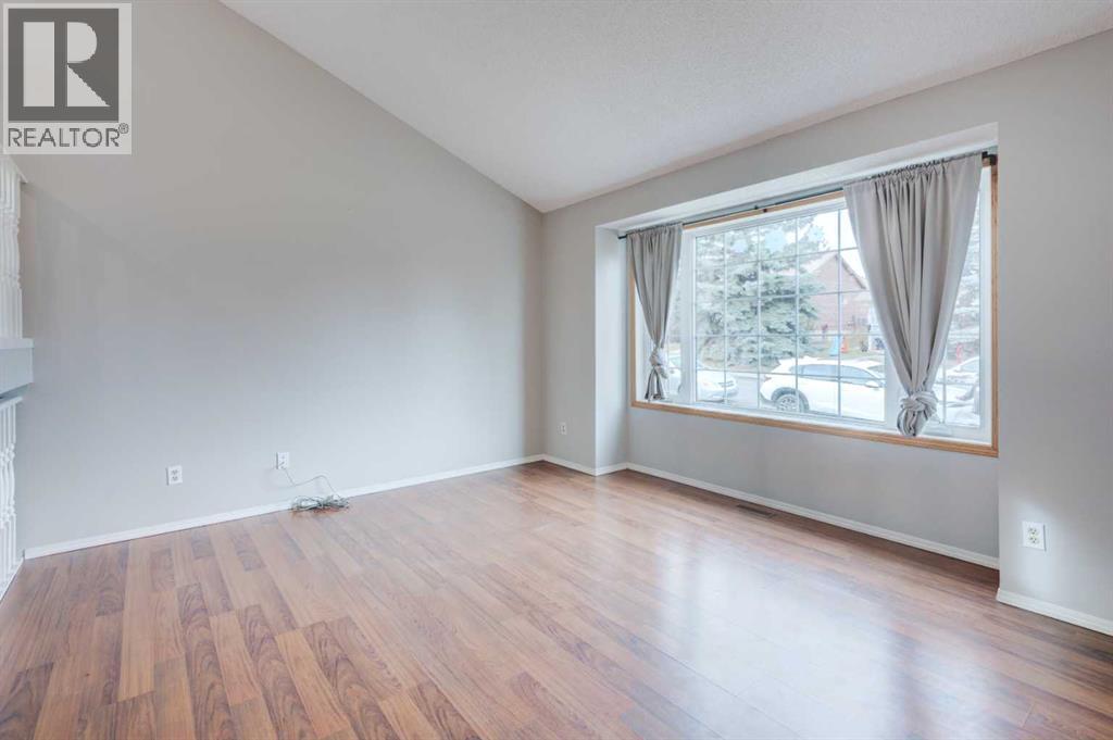 Single Family House 3 Level for Sale in  Shawglen Way SW Shawnessy Calgary 