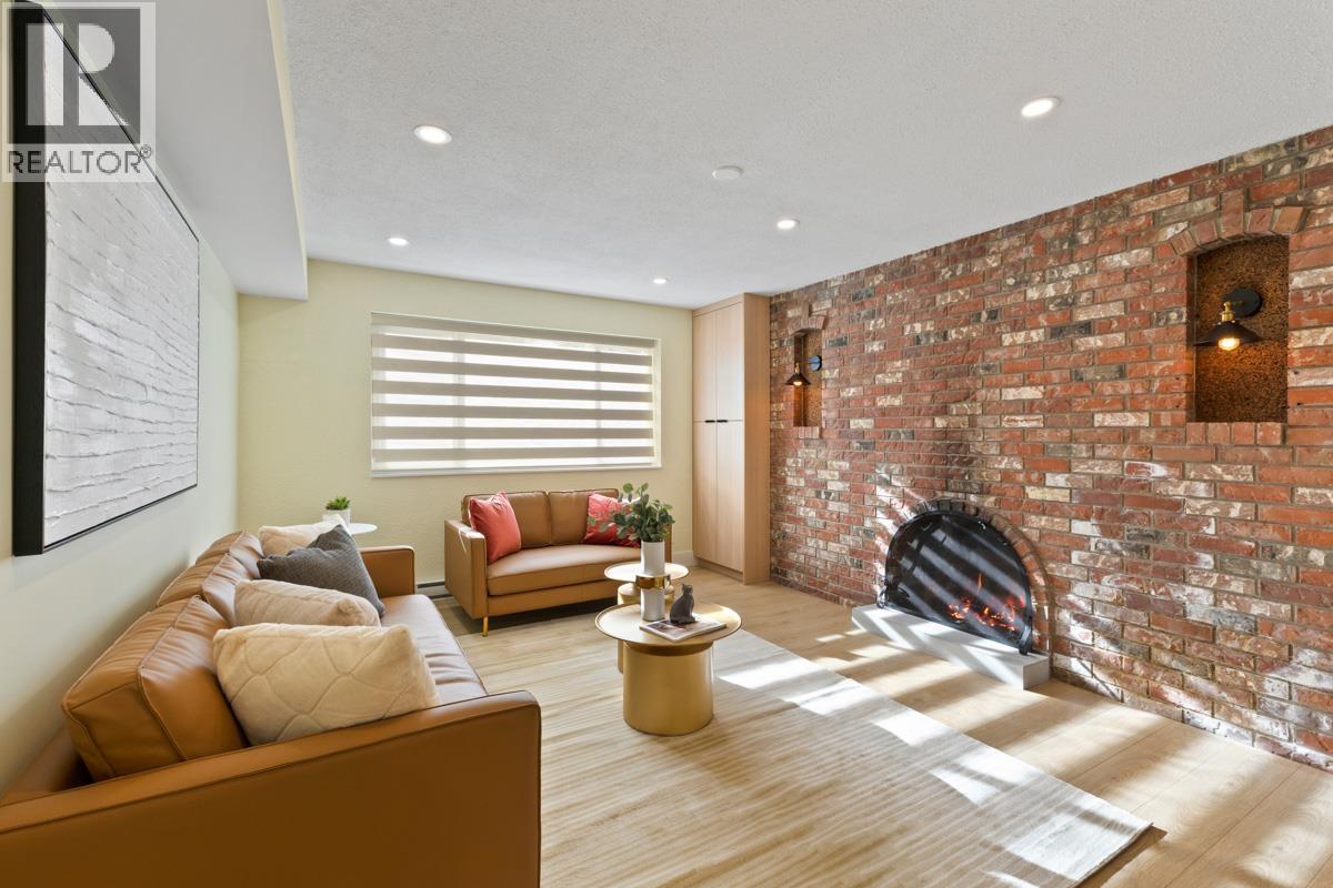 2518 SWINBURNE AVENUE, North Vancouver