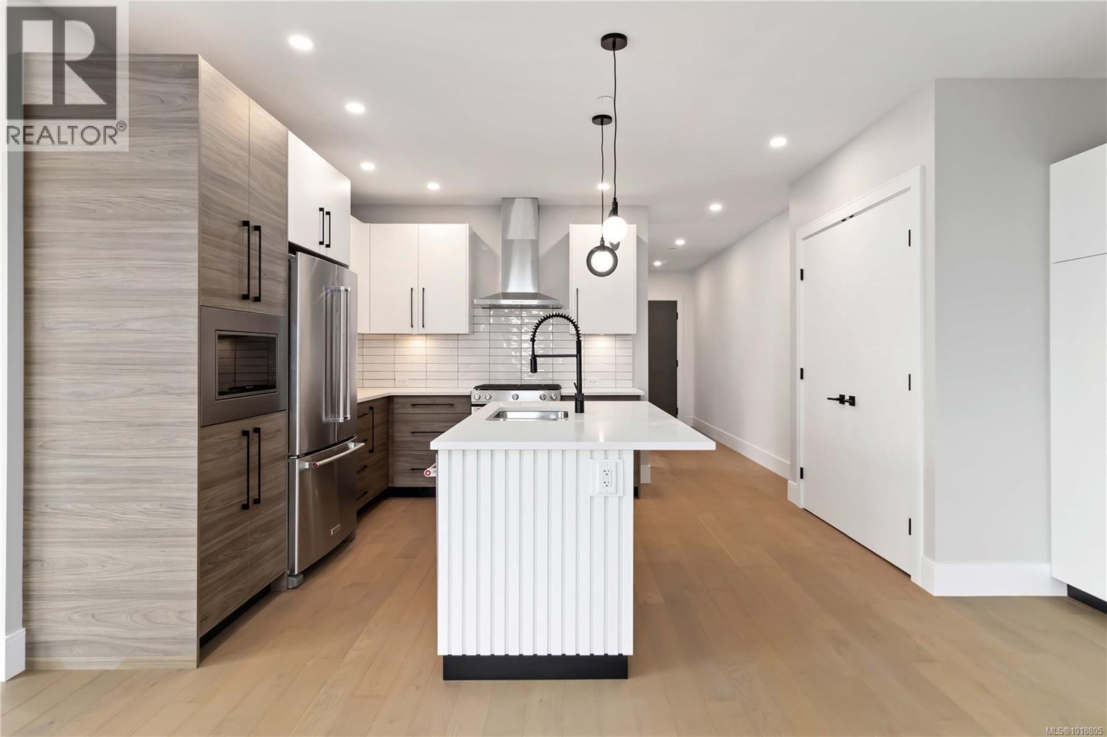 306 986 Doumac Avenue, Saanich